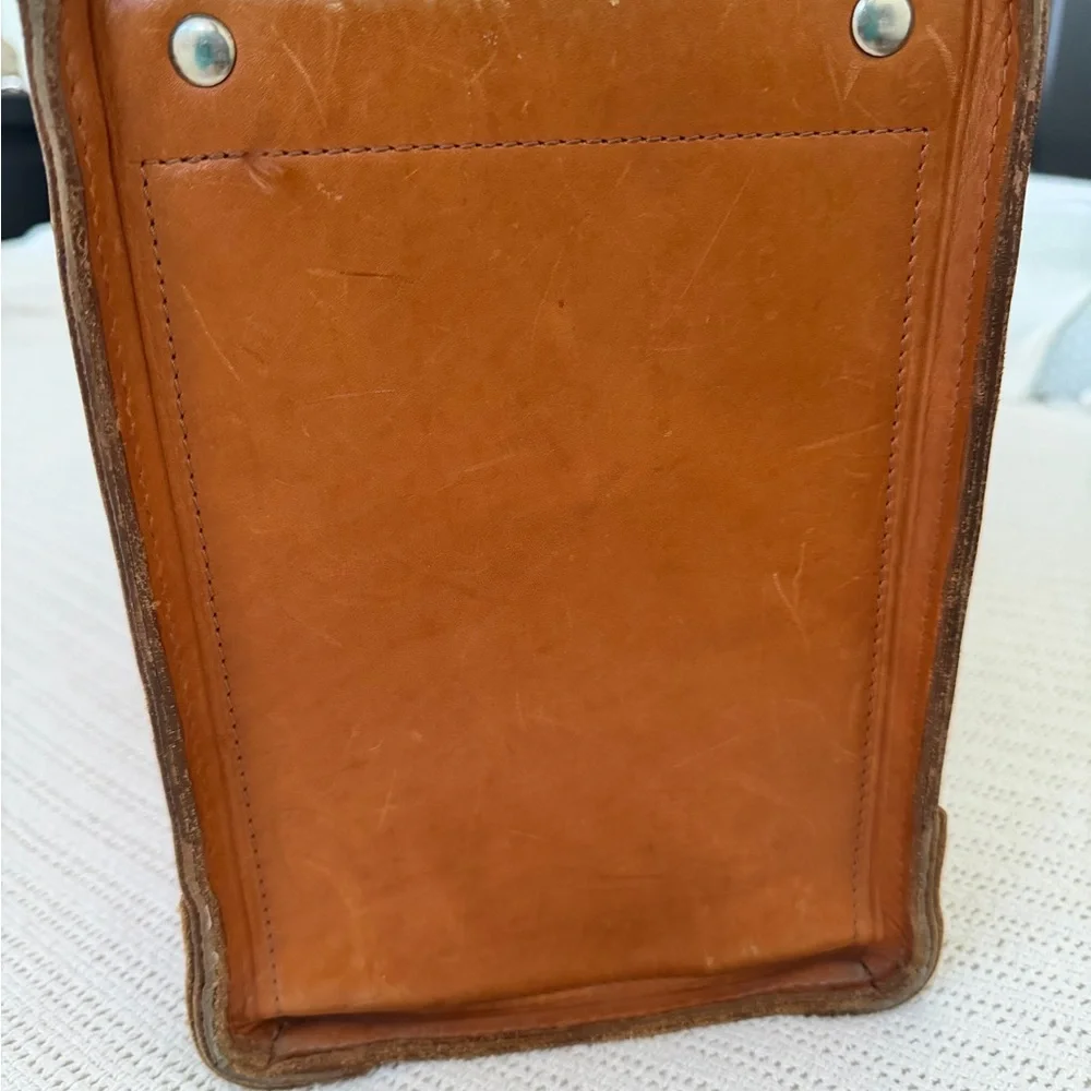 Elegant vintage pegasus Tan Leather suitcase